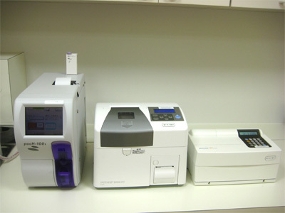 迅速血液検査機器（血算、生化学、CRP、HbA1cなど）